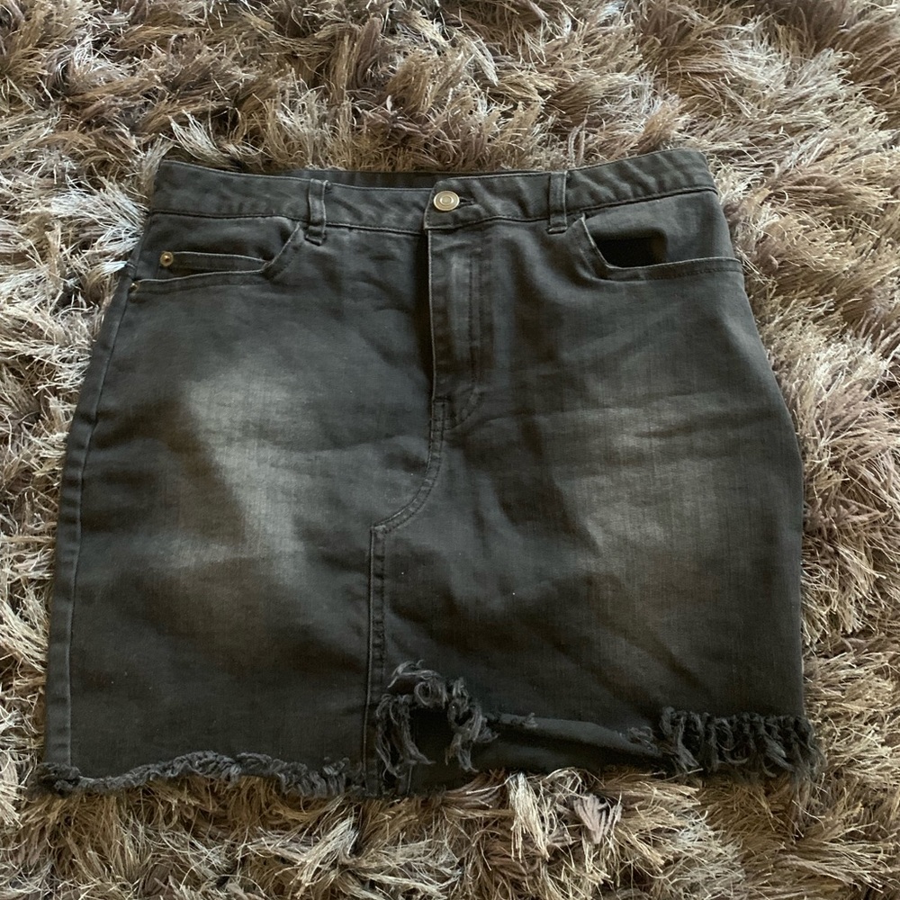Black distressed short skirt